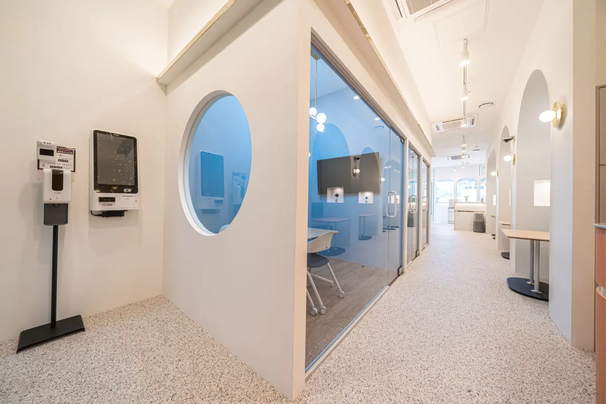 화이트 & 블루 톤의 모던 공유오피스 복도